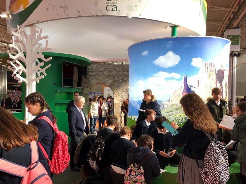Un grupo de escolares andaluces se han interesado por el stand de Huesca La Magia.