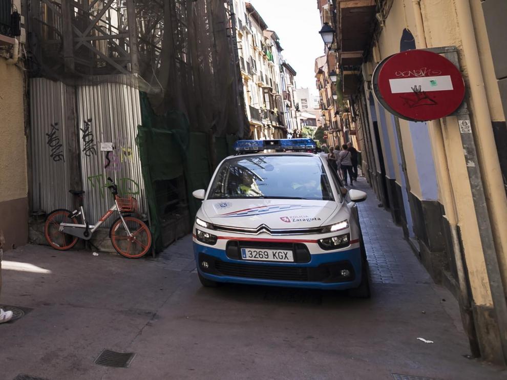 Un coche patrulla de la Policía Local, en la zona de Pignatelli.