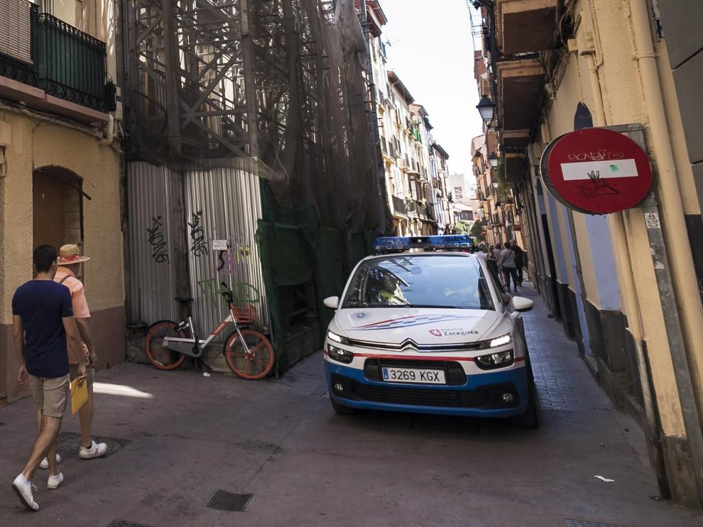 Un coche patrulla de la Policía Local, en la zona de Pignatelli.