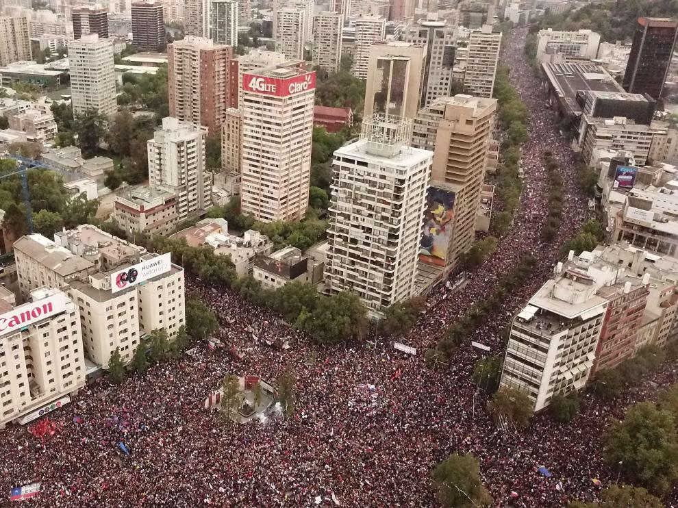 Fotografía aérea que muestra a miles de manifestantes reunidos para pedir la renuncia de Piñera