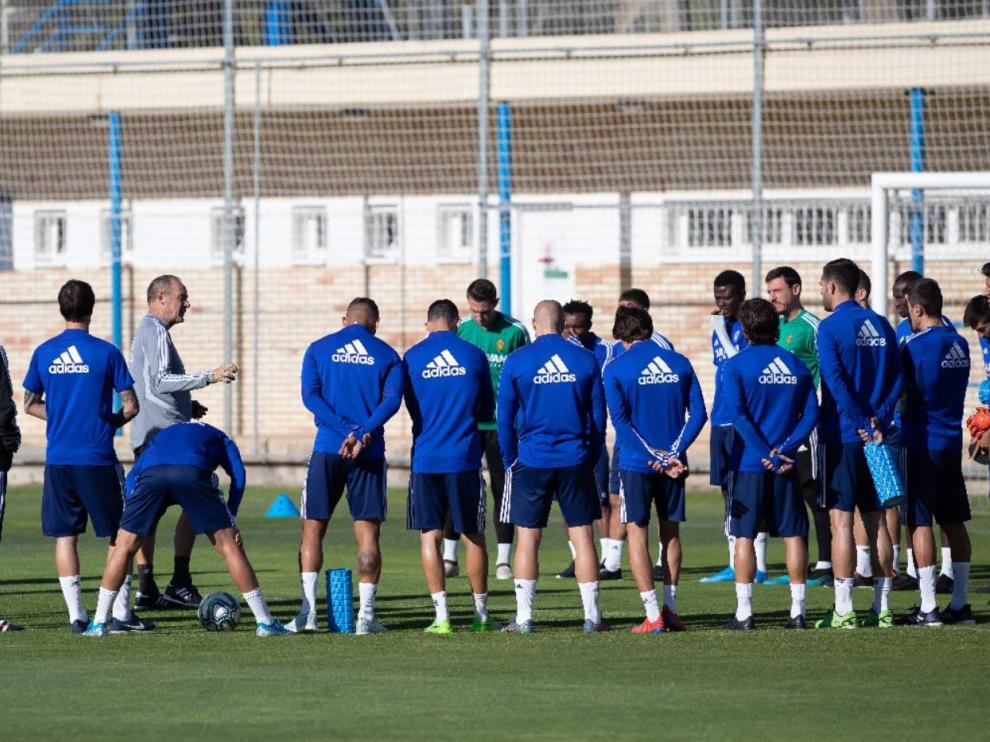 Víctor Fernández y los jugadores del Real Zaragoza, en una de las diversas charlas que han mantenido durante la semana en los entrenamientos.