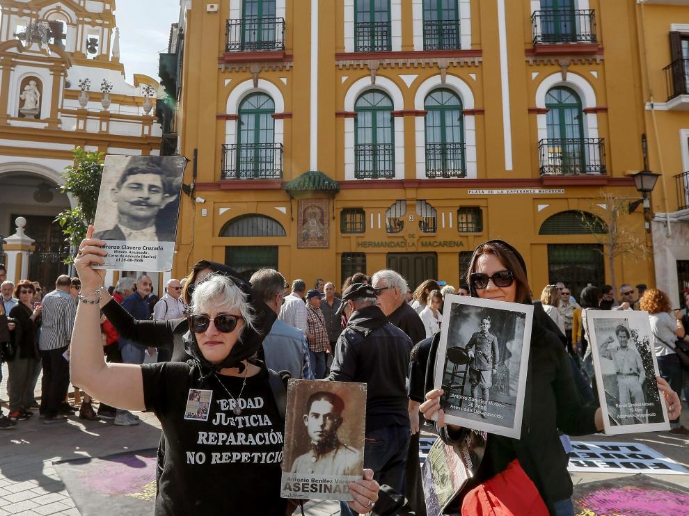 Protestas en el cementerio de La Macarena.