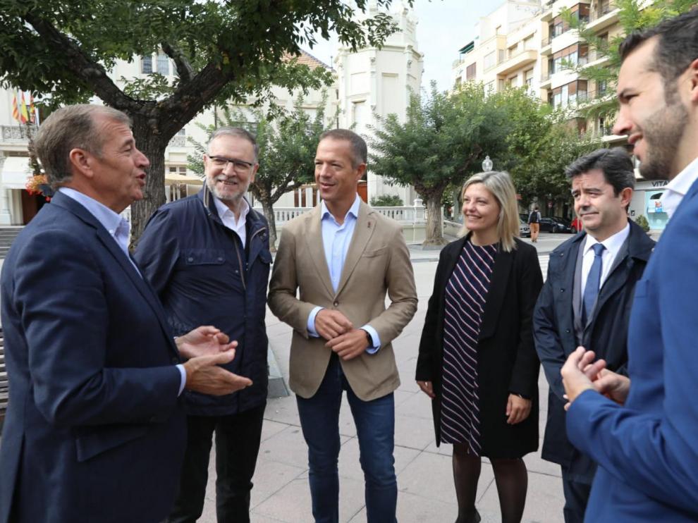 Ander Gil, en el centro de la fotografía, junto a líderes socialistas de la provincia de Huesca.