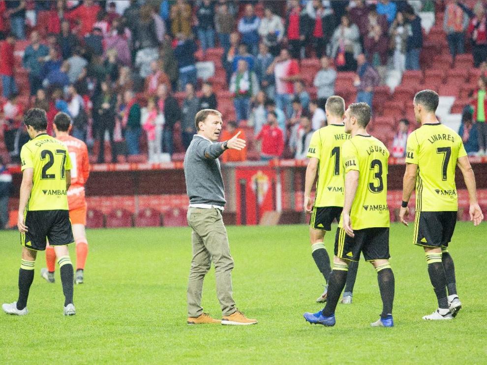 Final del partido en Gijón este pasado domingo, con 4-0 adverso para el Real Zaragoza. Alberto Belsué, el delegado, consuela a los jugadores camino de los vestuarios.
