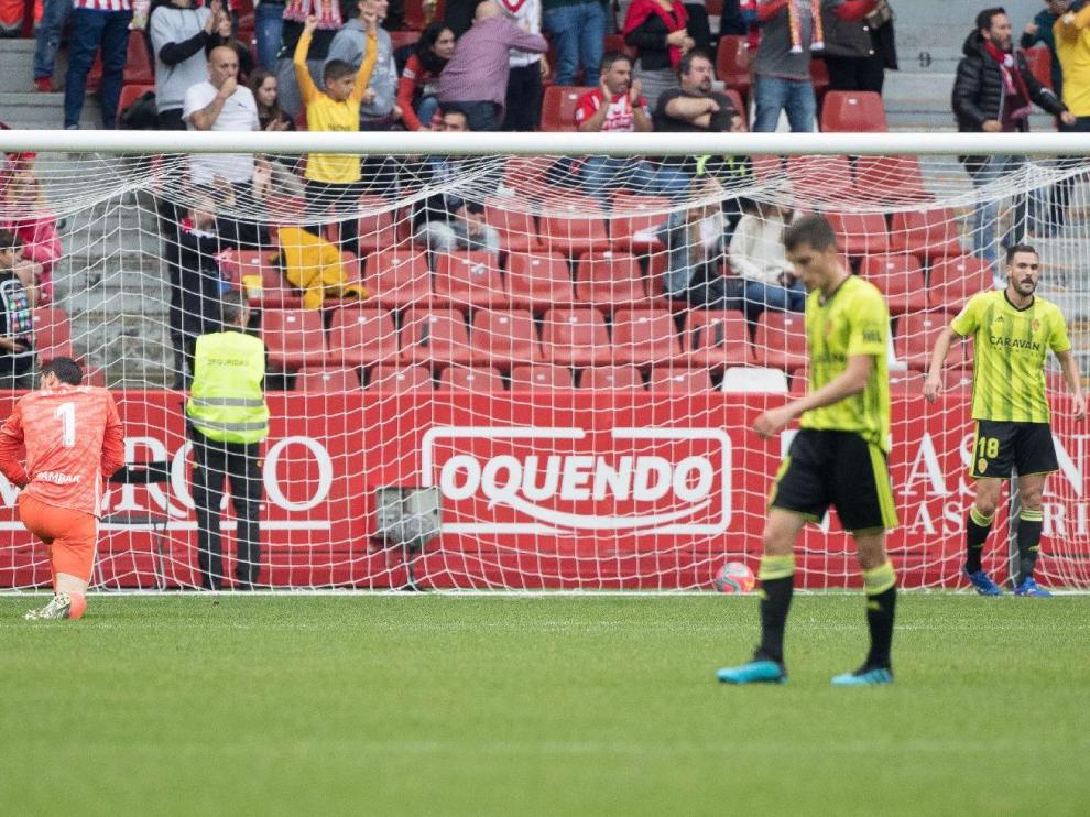 Imagen de la desolación del Real Zaragoza el pasado domingo en Gijón. El Sporting acababa de marcar el 4-0.