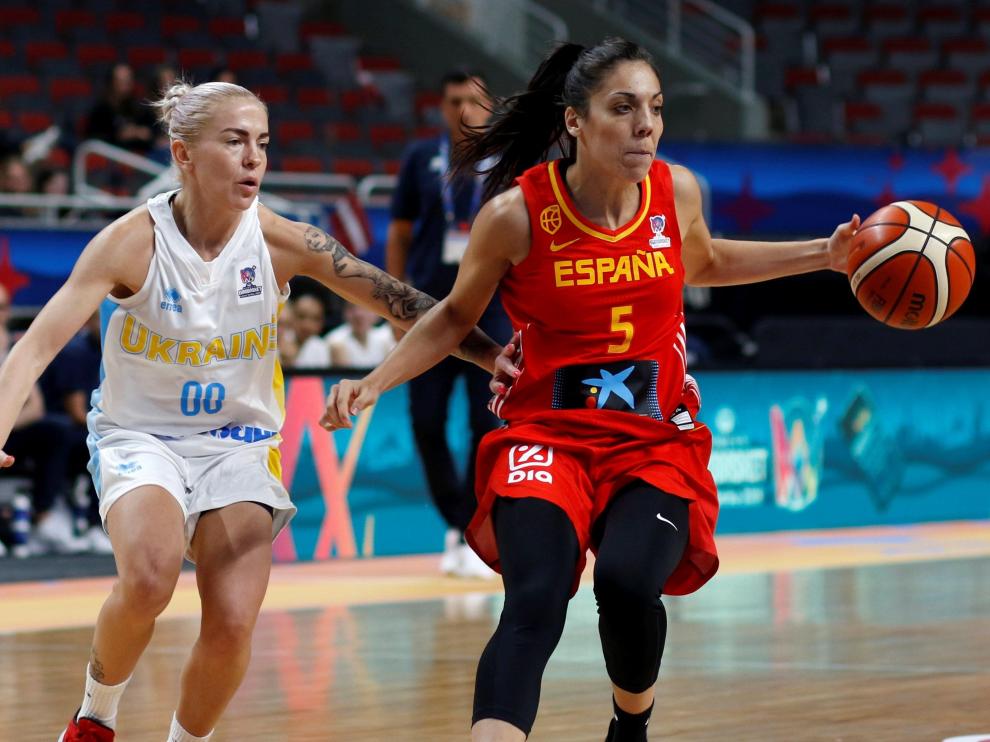 Cristina Ouvina en una acción ante Arisa Bilotserkivska de Ucrania en el Eurobasket 2019.