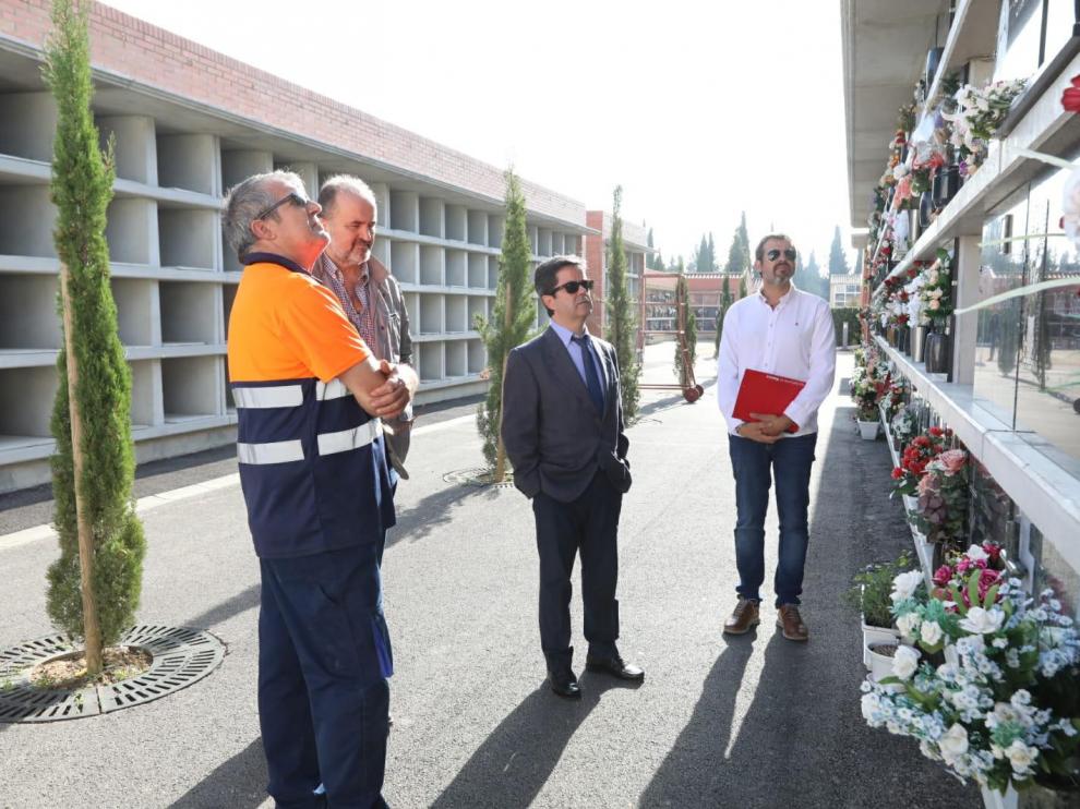 El alcalde Luis Felipe, en el centro, ha visitado este martes el cementerio para conocer las obras y mejoras ejecutadas.