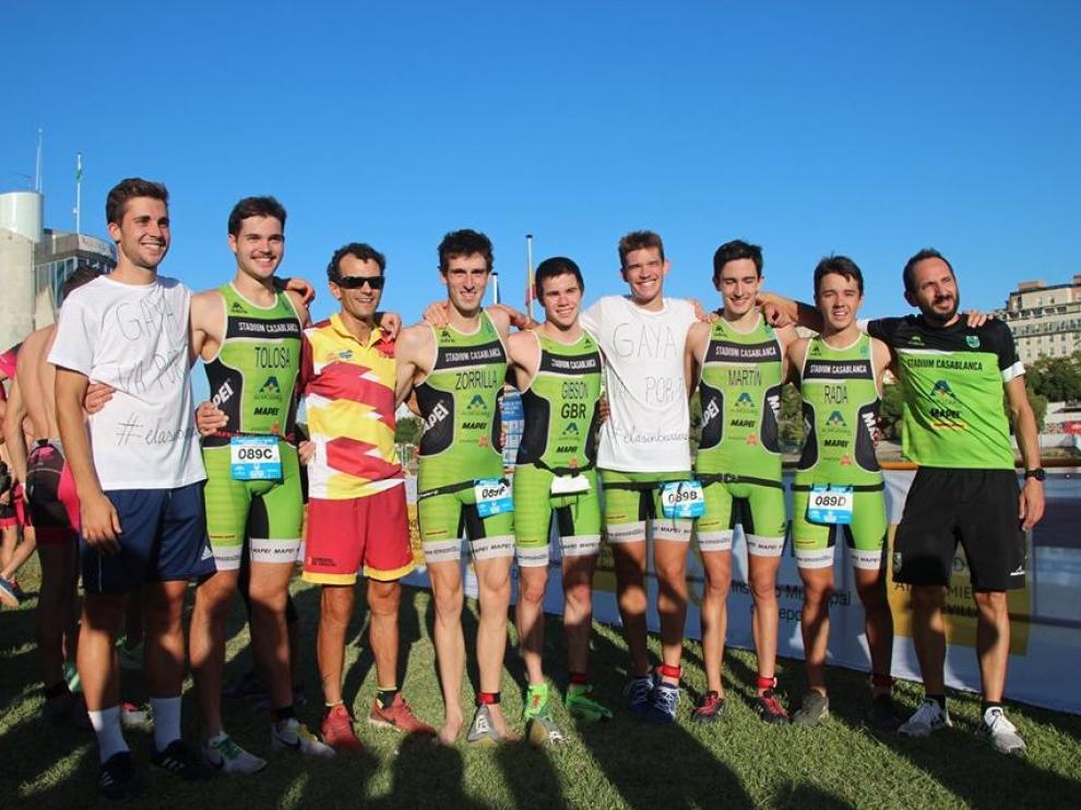 El equipo completo de triatlón junto con el cuerpo técnico y el presidente de la Federación Aragonesa de Triatlon, Jesús Sánchez.