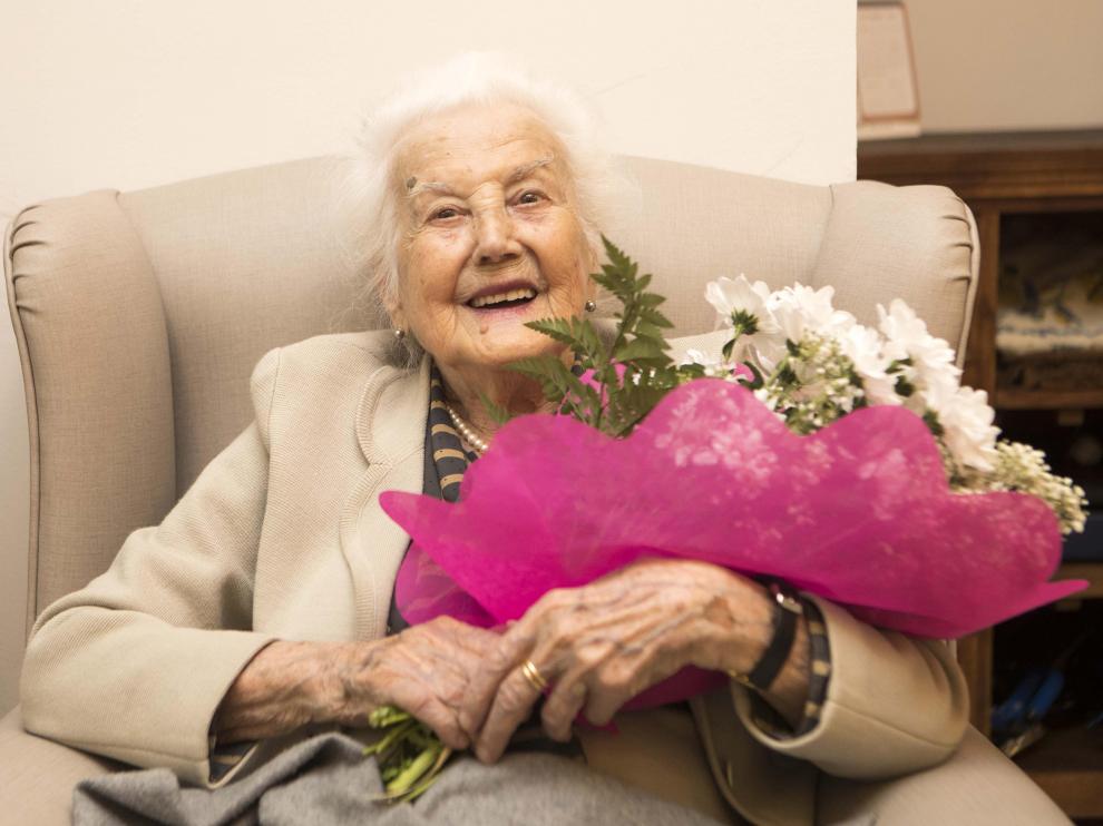 La centenaria Milagros Pérez Matute, con el ramo de flores en la residencia Ballesol El Carmen en la que se encuentra desde hace 11 años