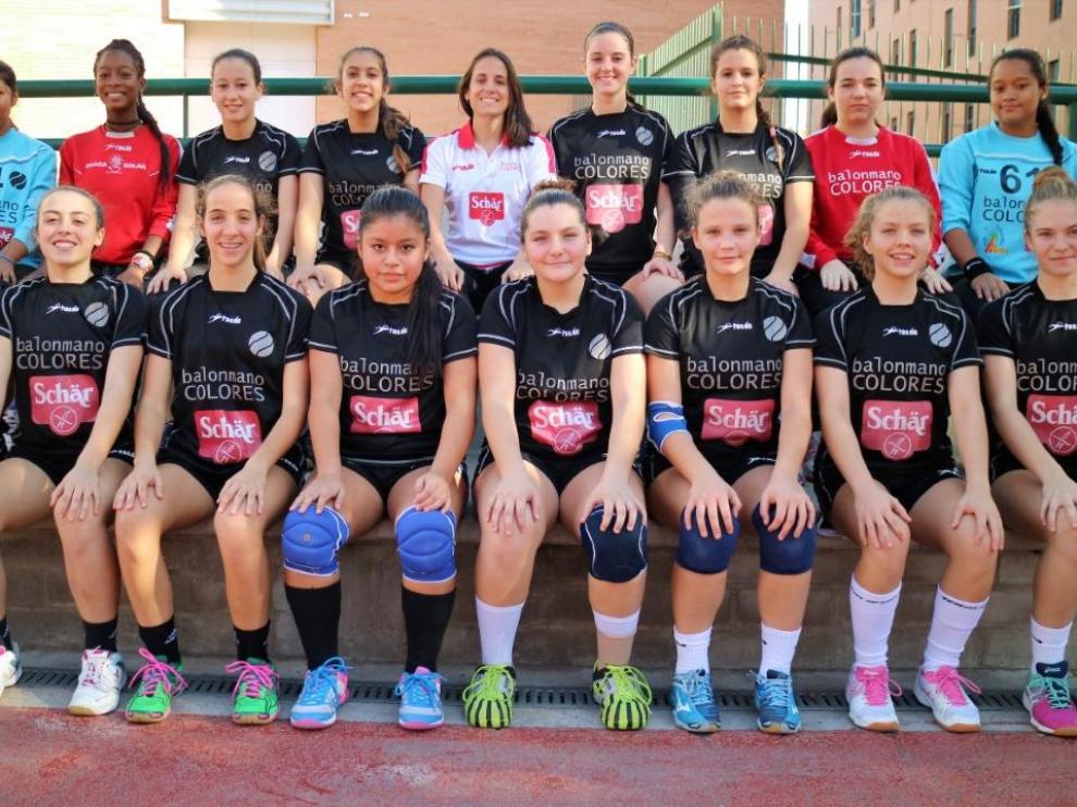 Equipo femenino de cadetes del Club Balonmano Colores.