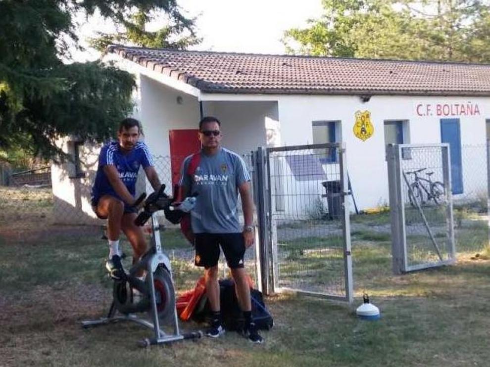 Guitián, junto al doctor De los Mártires, el pasado mes de julio en la concentración de Boltaña, donde solo trabajó en la bicicleta estática y no pisó el césped.