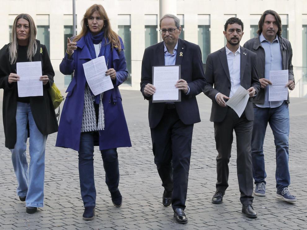 El presidente de la Generalitat, Quim Torra (en el centro), ha participado este jueves en la campaña de autoinculpación ante la Ciudad de la Justicia.