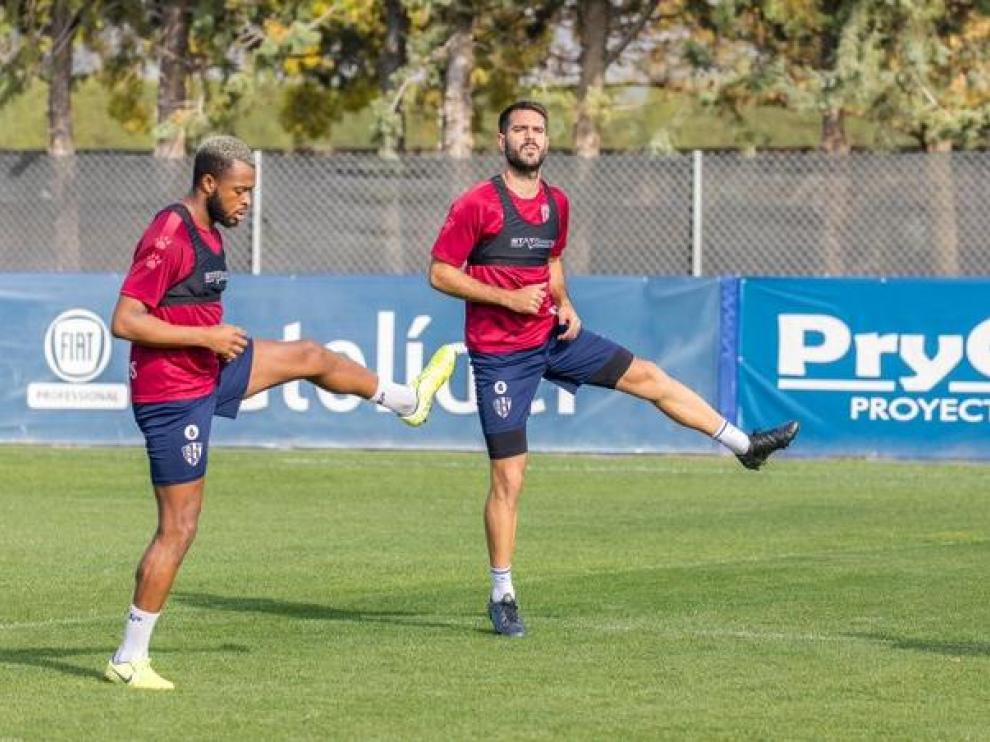 Doukouré e Insua, durante el entrenamiento de este jueves.