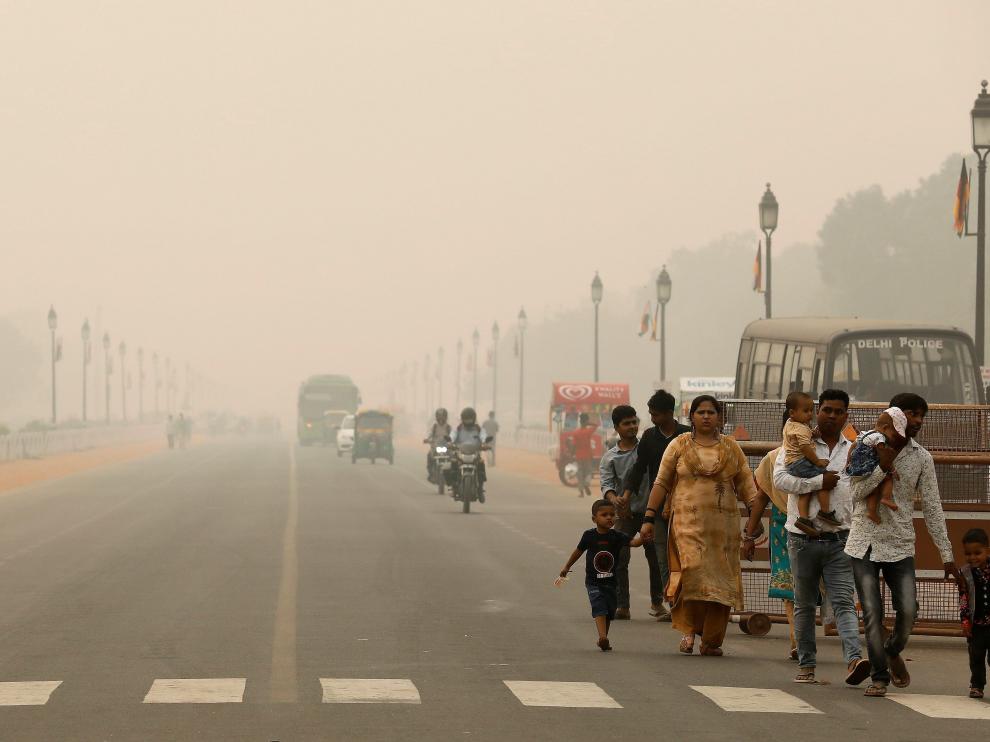 Un grupo de personas camina por una calle de Nueva Delhi.