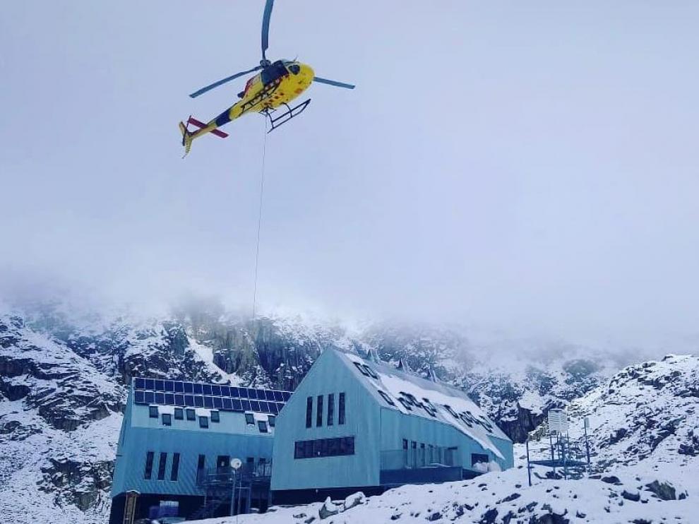 El helicóptero sube los suministros al refugio de Cap de Llauset.