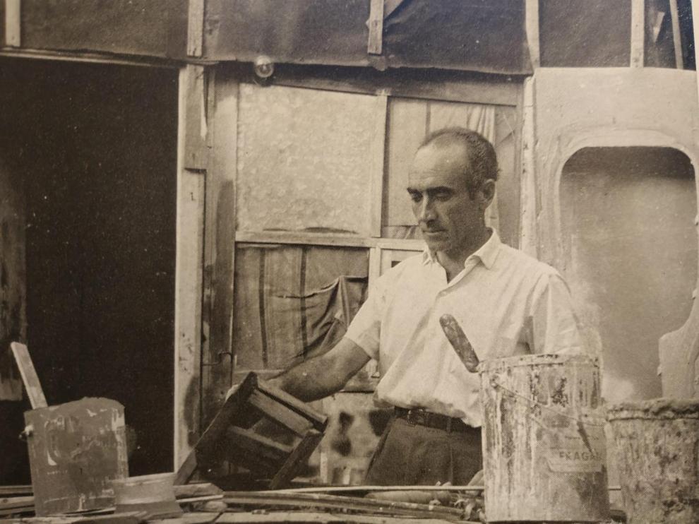 Fotografía tomada en 1964 de Agustín Alamán trabajando en su estudio.