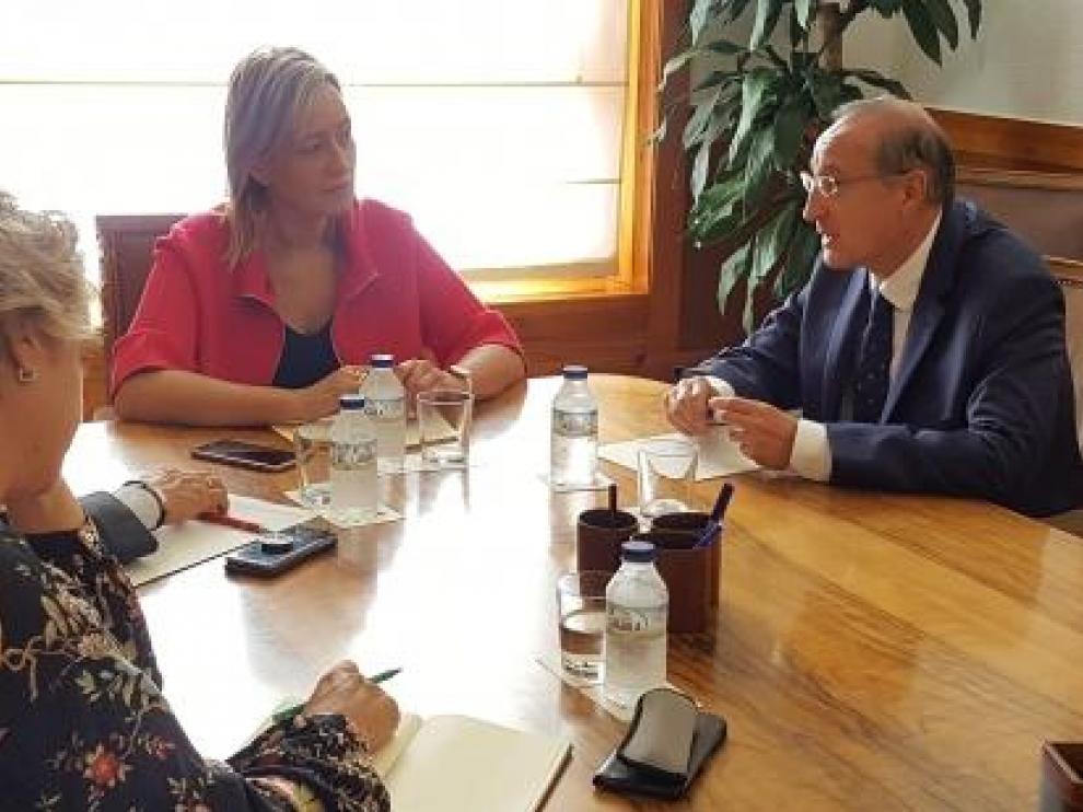 Reunión de la consejera de Economía, Marta Gastón, y el presidente del Tribunal de Defensa de la Competencia de Aragón, Ángel Luis Monge.