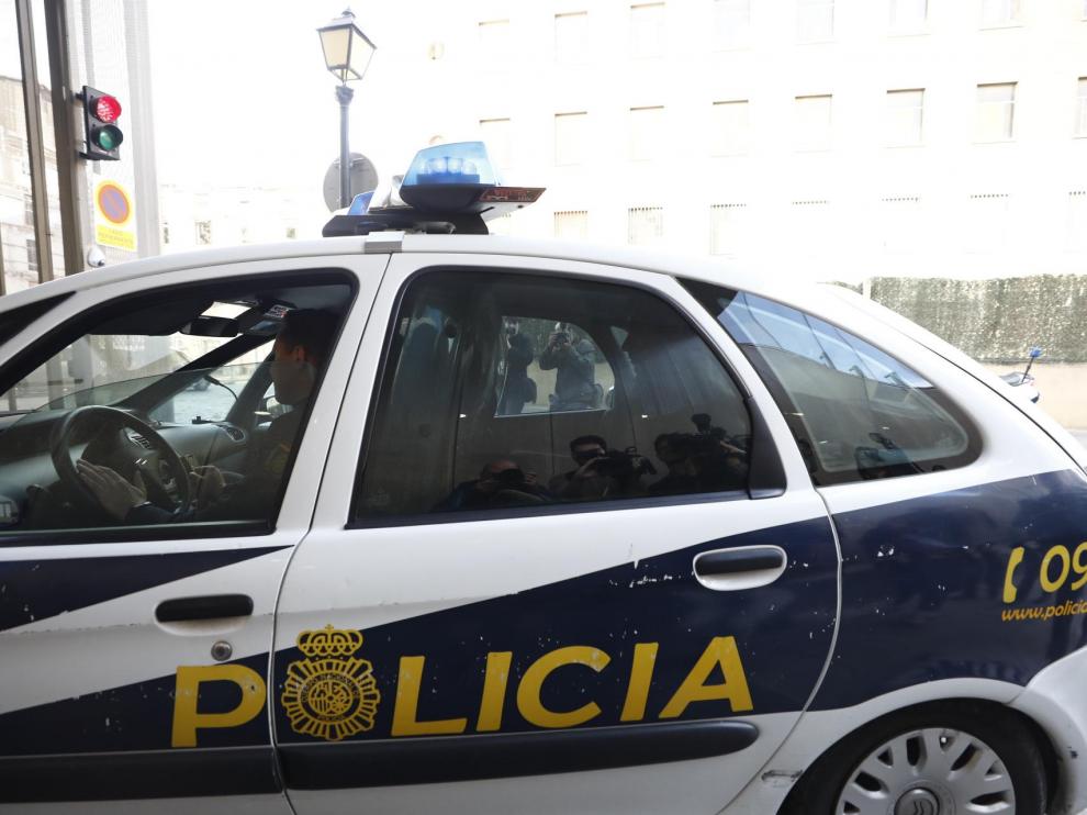 Rodrigo Lanza llega a los juzgados en un coche de la Policía Nacional.