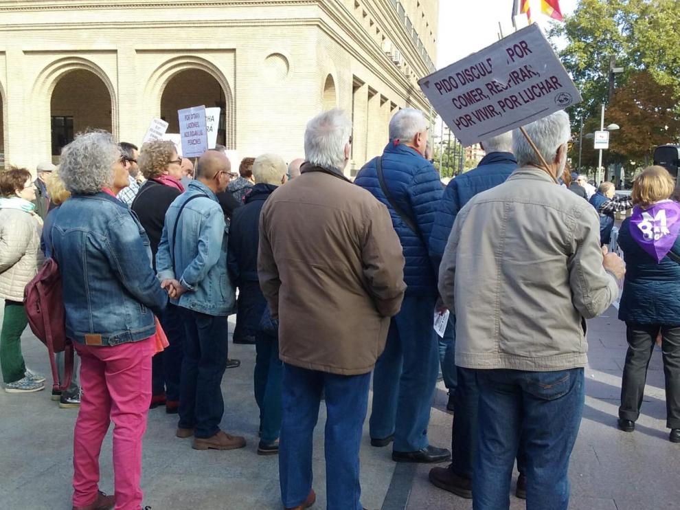 Concentración de pensionistas este lunes en la plaza del Pilar de Zaragoza.