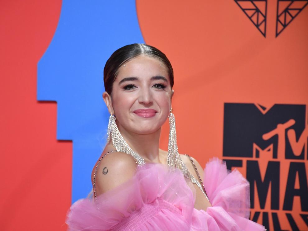 Lola Índigo siempre apuesta por el rosa. También el domingo en los premios MTV.