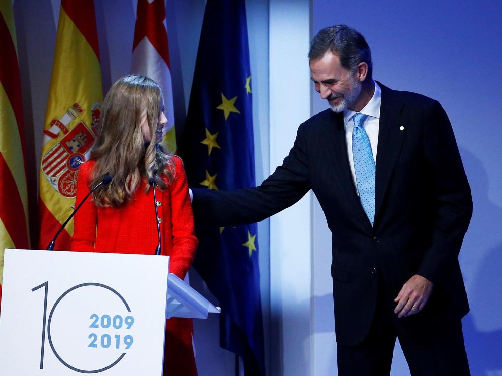 Los reyes, Felipe VI, y doña Letizia, la princesa Leonor (2i) y la infanta Sofía (2d), al inicio del acto de entrega de los Premios Princesa de Gerona, en el Palacio de Congresos de Barcelona
