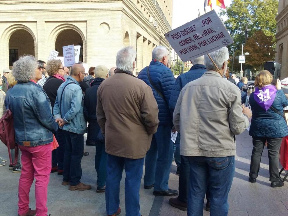 Protesta de pensionistas en la plaza del Pilar.