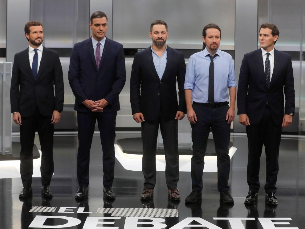 Los cinco candidatos poco antes de comenzar el debate.