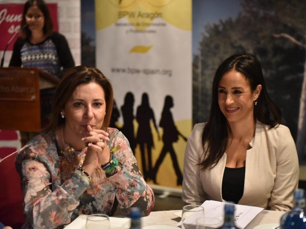 Lourdes Guillén, candidata de Cs al Congreso por Huesca, junto a Begoña Villacís, vicealcaldesa de Madrid y secretaria de política municipal de la formación naranja, durante el desayuno de Amephu en Huesca.