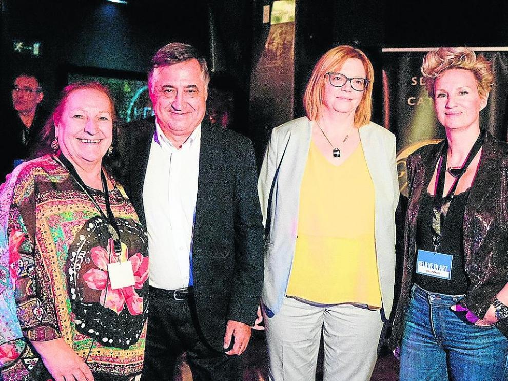Premios Believe in Art en Zaragoza: Marisa Vela, Gervasio Sánchez, Pilar Aguilar y Beatriz Lucea, en el café cabaret El Plata.
