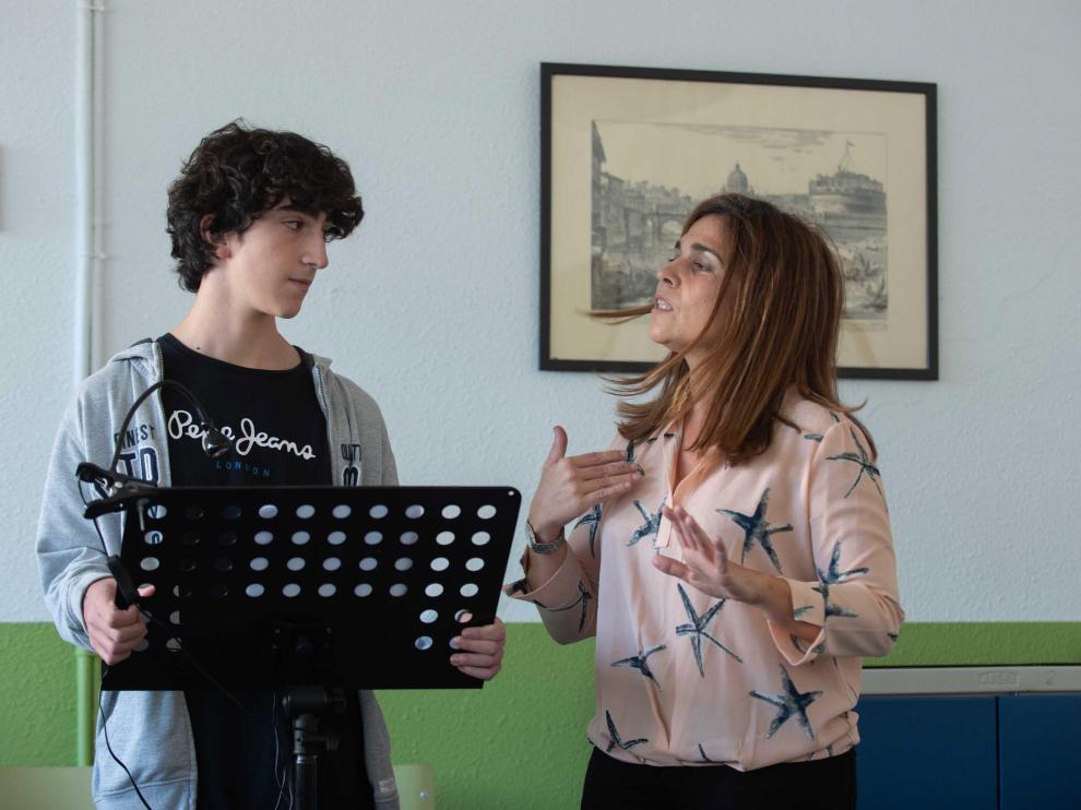 Natalia Martínez, profesora de Oratoria en el IES Pablo Gargallo de Zaragoza, interactúa, en clase, con uno de sus alumnos