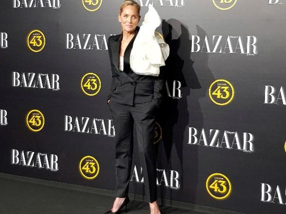 Sharon Stone posa antes de recibir un premio en Madrid.