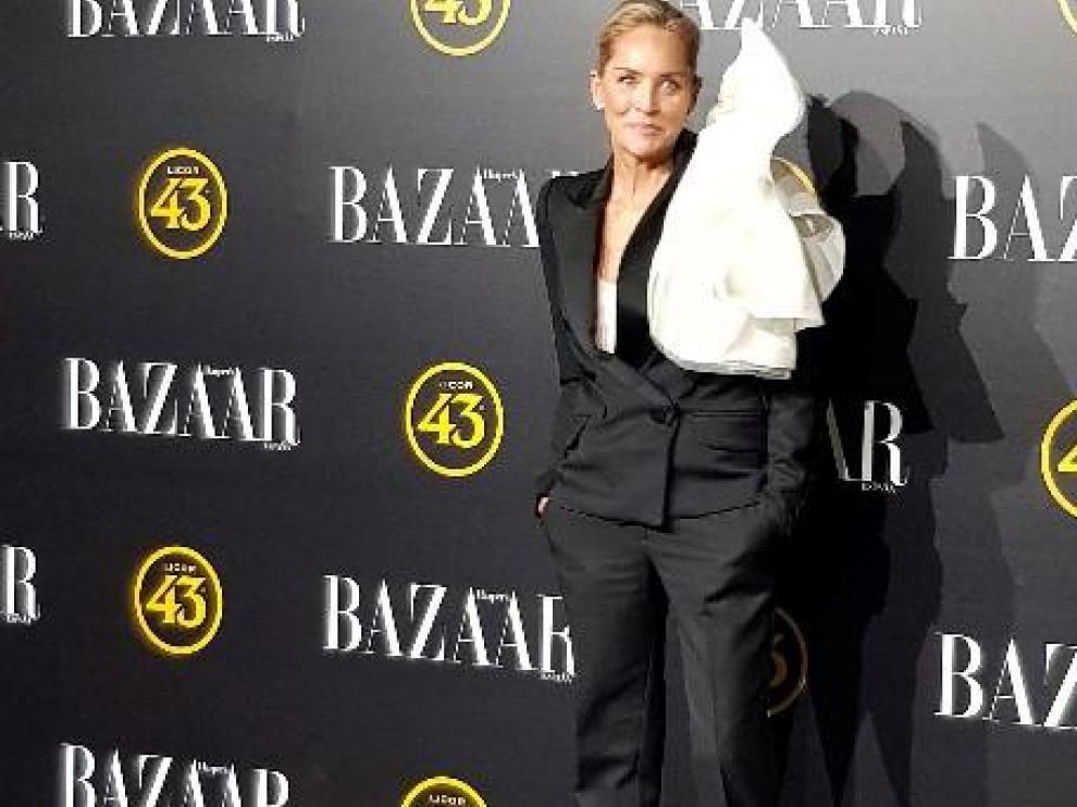 Sharon Stone posa antes de recibir un premio en Madrid.