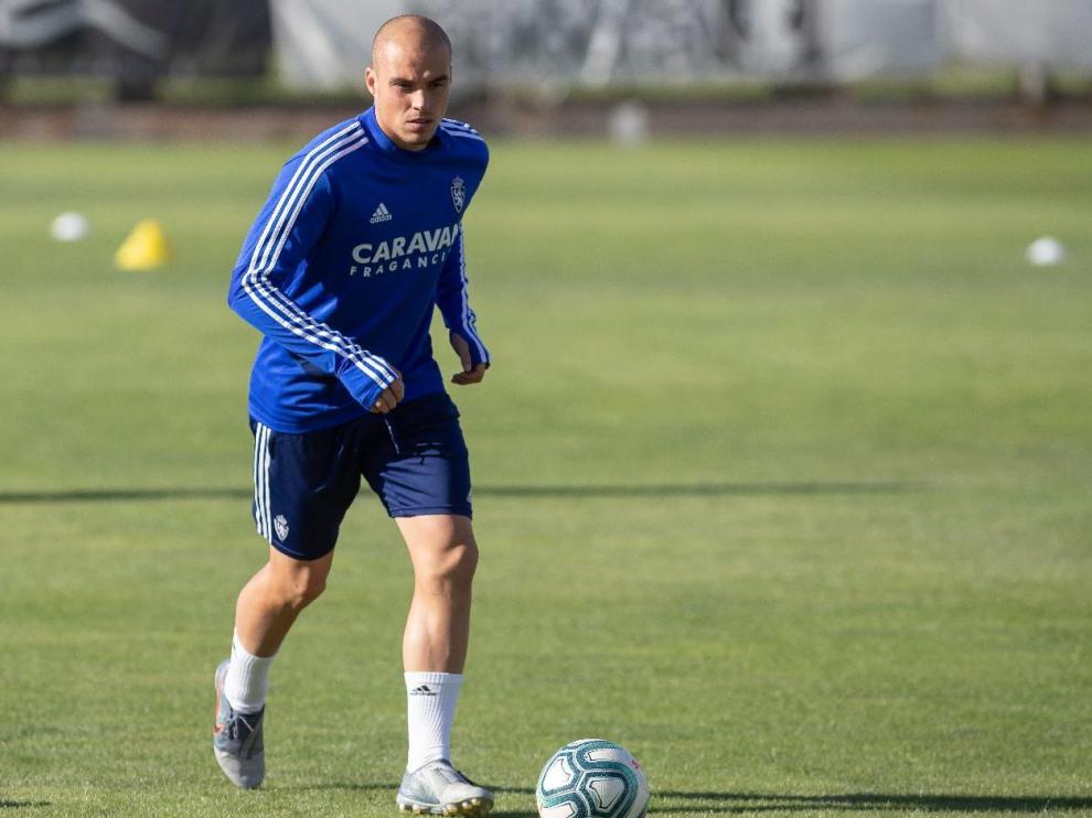 Jorge Pombo, con el balón en un ejercicio de entrenamiento.