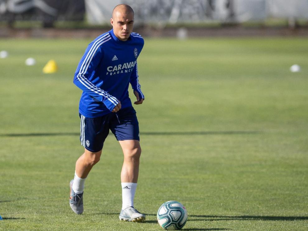 Jorge Pombo, con el balón en un ejercicio de entrenamiento.
