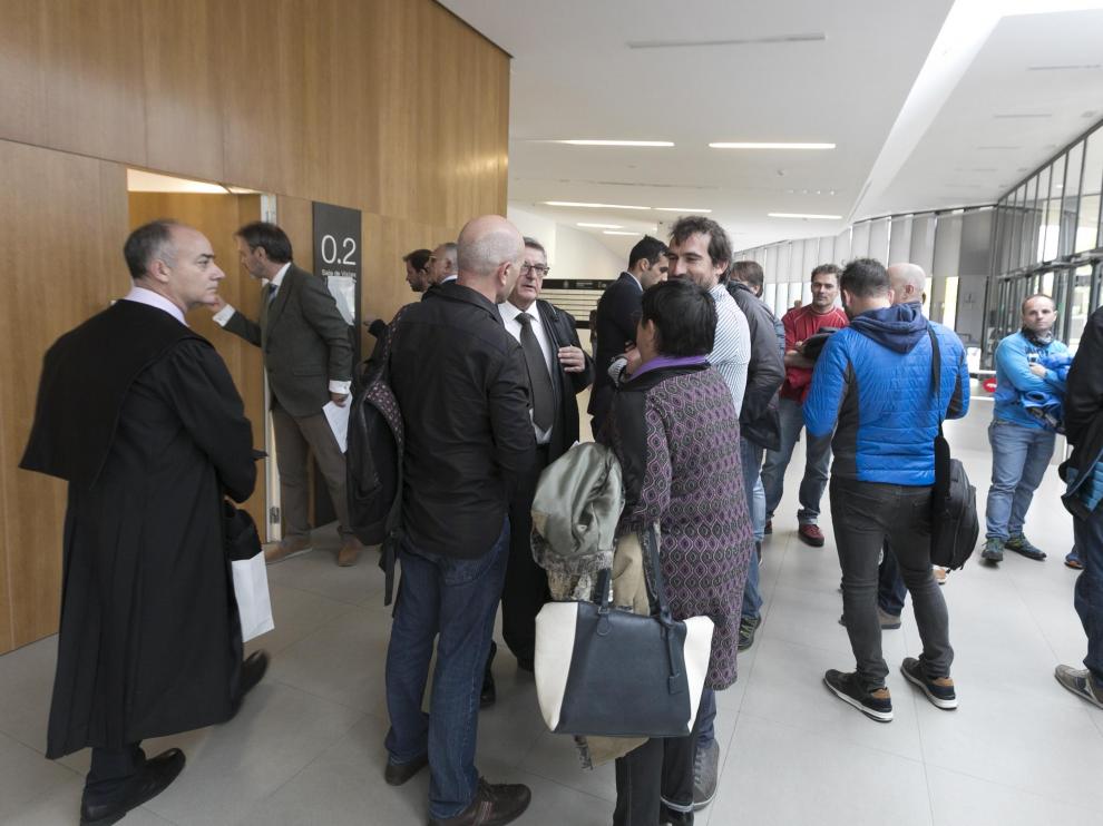 Una veintena de bomberos de diferentes puntos de Aragón habían acudido a presenciar la vista.