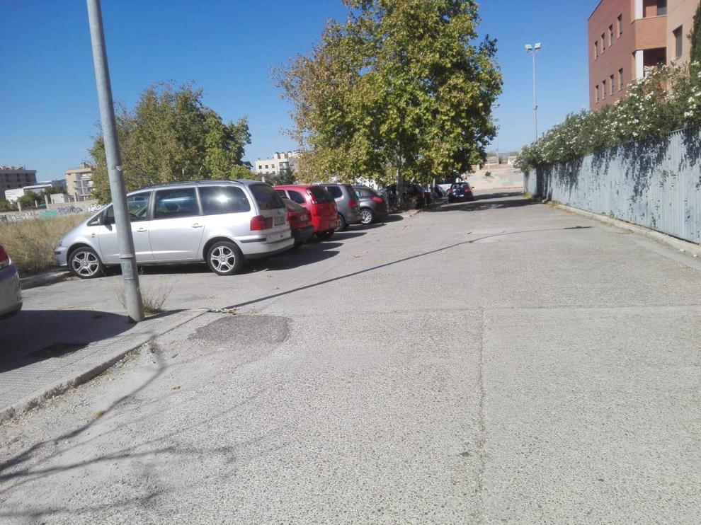 Solar donde los vecinos de Oliver están aparcando.
