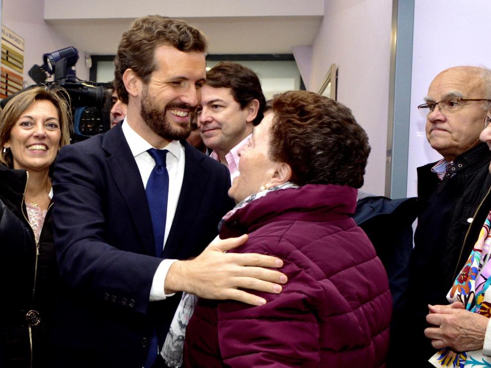 GRAF5148. PALENCIA, 08/11/2019.- El presidente nacional del PP, Pablo Casado, visita un aula el centro de mayores de La Puebla en Palencia. EFE/ A. Alvarez Casado visita el aula del centro de mayores