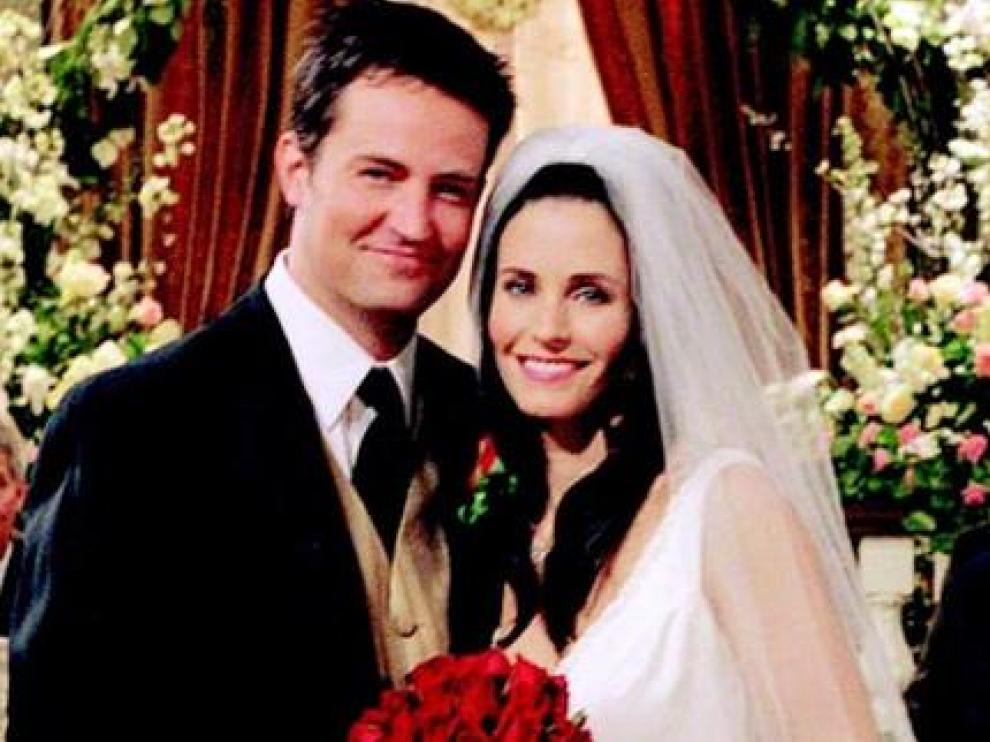Chandler (Matthew Perry) y Mónica (Courtney Cox) en la escena de su boda en Friends