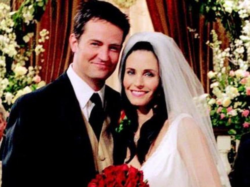 Chandler (Matthew Perry) y Mónica (Courtney Cox) en la escena de su boda en Friends