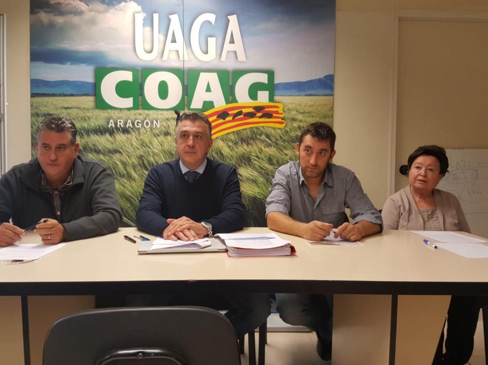 Vicente López y Pablo Martínez (UAGA), Jorge Valero (Araga) y Emilia Guillén (Asaja Zaragoza) explican en rueda de prensa su propuesta para alcanzar un acuerdo en la negociación del convenio.