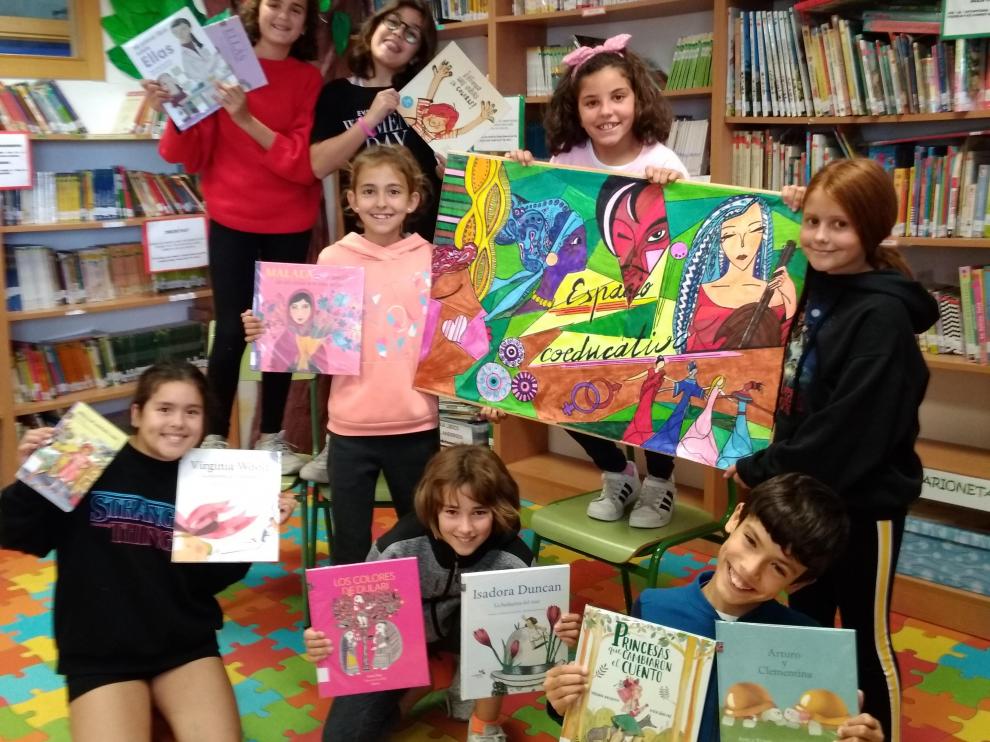 Los alumnos, en la biblioteca escolar del centro, rodeados de libros.