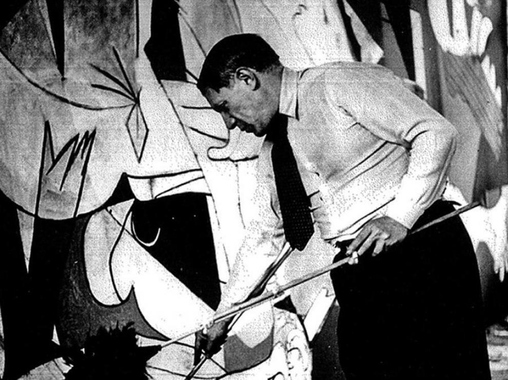 Picasso pintando 'El Guernica'.