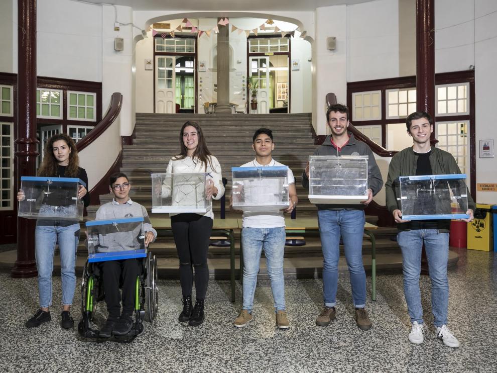 El variado grupo de jóvenes expertos en el sano ejercicio del sufragio posa, urna en mano, en el colegio Gascón y Marín.