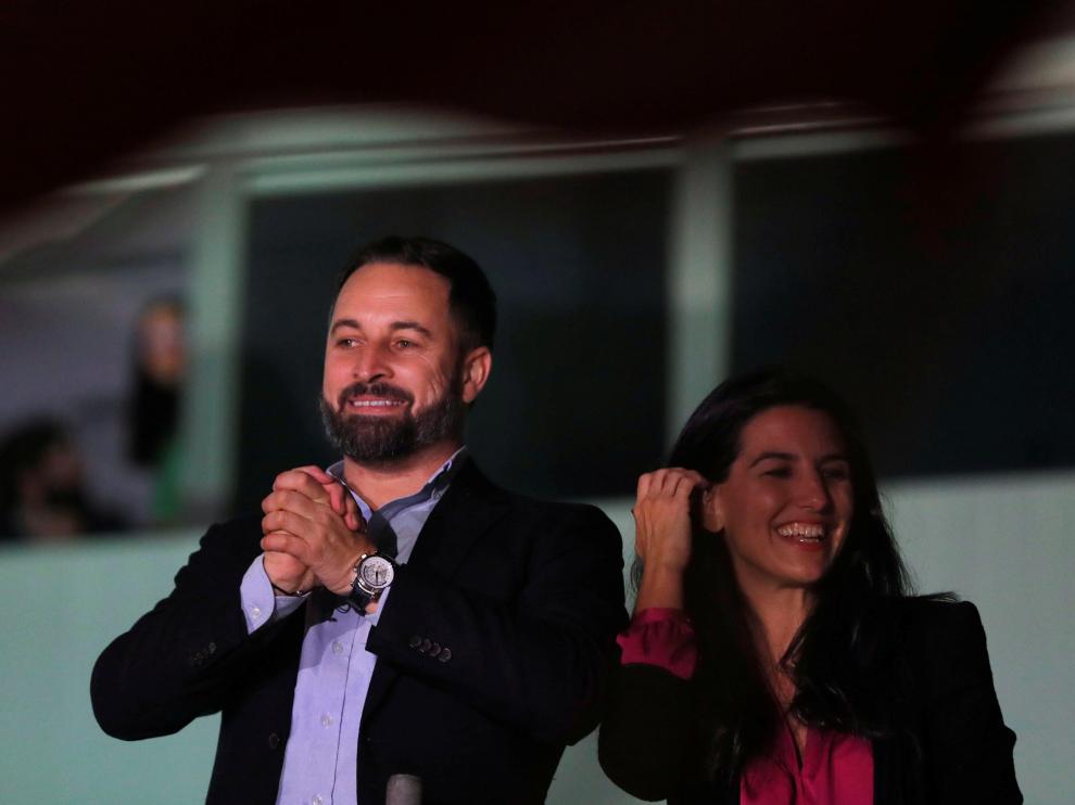 Abascal saluda a los simpatizantes de Vox desde la sede del partido