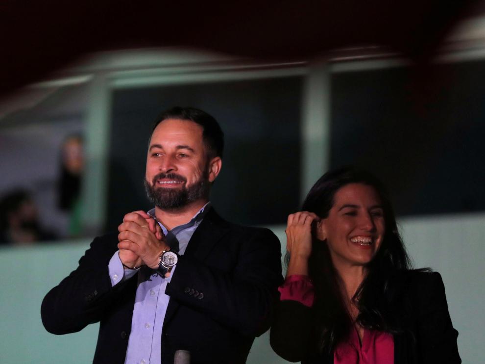 Abascal saluda a los simpatizantes de Vox desde la sede del partido