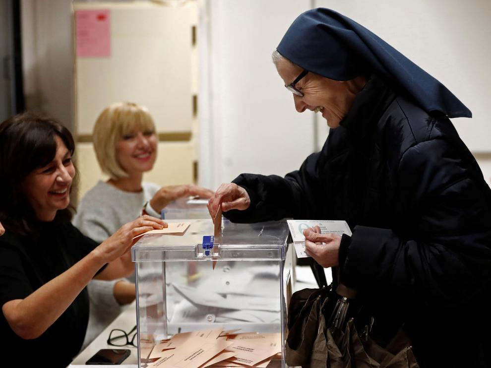Martina Romero, de la Compañía de las Hijas de la Caridad, en el momento de votar este domingo en Navarra.