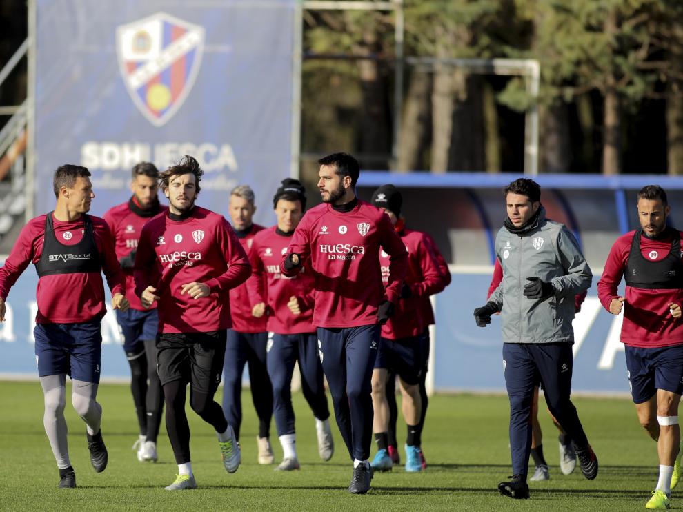 Varios jugadores de la SD Huesca corren durante el entrenamiento del pasado domingo.