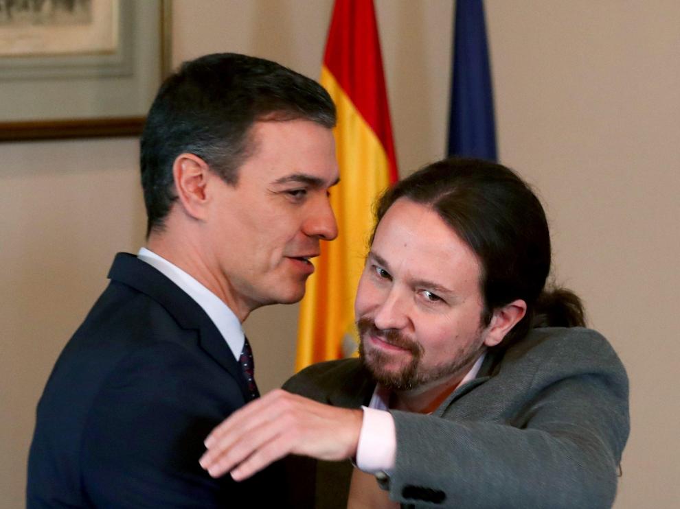 Abrazo entre Sánchez e Iglesias este martes