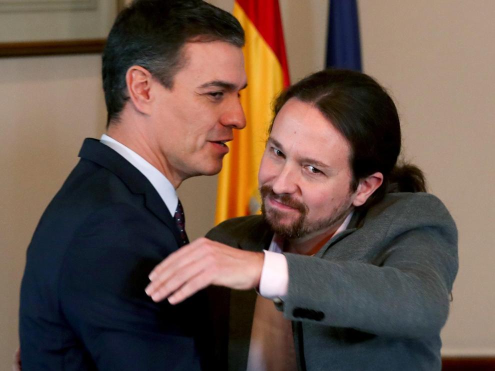 Abrazo entre Sánchez e Iglesias este martes
