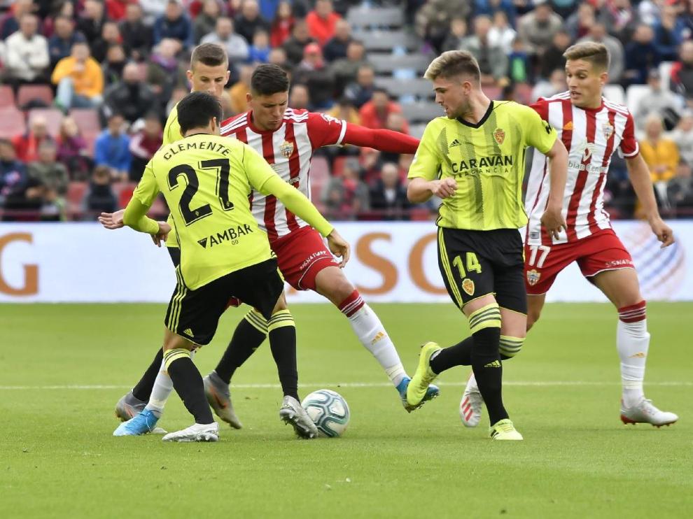 Guti, Clemente y Nieto, con dos rivales del Almería, el pasado domingo en un lance a balón parado en campo andaluz.